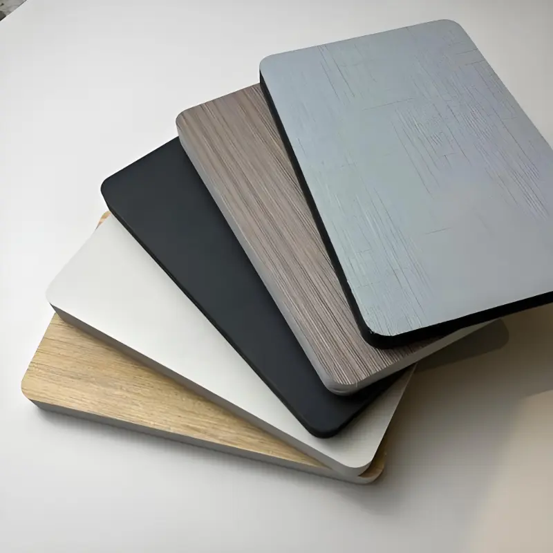 Plėvele dengta PVC putplasčio plokštė